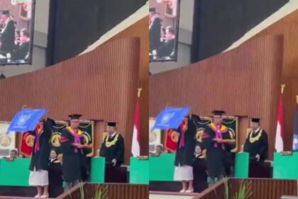 Wisudawan UI Angkat bendera 'Peringatan Darurat'. Foto: X, @jpopyes (tangkap layar)