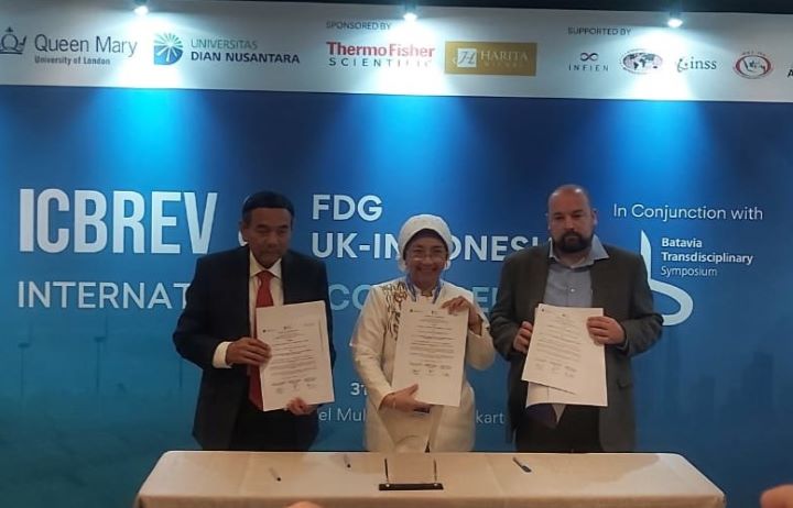 (Kika) Rektor Universitas Dian Nusantara Prof Suharyadi, Founder of National Battery Research Institute Prof Evvy Kartini, dan perwakilan Queen Mary University Prof Alan J Drew, di sela-sela kegiatan BTS in Conjunction with ICB-REV & FDG UK-Indonesia 2024, di Hotel Mulia, Jakarta, Kamis (31/7/2024). Foto: Ahmad/ipol.id