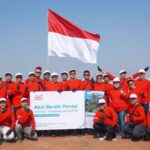 Yayasan WINGS Peduli mengajak karyawan WINGS Group dalam Aksi Bersih Pantai Baro Gebang, Cirebon. Foto: Ist