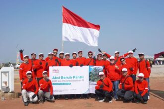 Yayasan WINGS Peduli mengajak karyawan WINGS Group dalam Aksi Bersih Pantai Baro Gebang, Cirebon. Foto: Ist