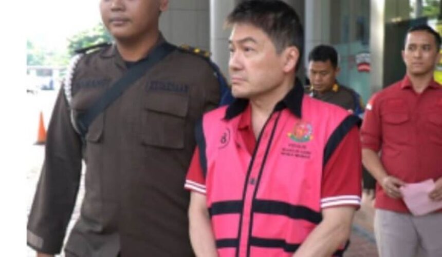 Crazy rich asal Surabaya, Budi Said saat diserahkan oleh penyidik pidana khusus Kejaksaan Agung kepada Jaksa Penuntut Umum Kejaksaan Negeri Jakarta Timur, Rabu (15/5/2024). Foto: Yudha Krastawan/ipol.id