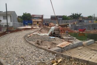Sejumlah pekerja tengah melakukan pengerjaan pembangunan taman di area Embung Koco di Jalan H Koco, RW 04, Setu, Cipayung, Jakarta Timur, pada Kamis (26/9/2024) siang. Foto: Ist