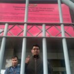 Penyidik pidana khusus Kejaksaan Agung saat berswafoto di depan Menara Salemba, Jakarta Pusat, yang kini dalam status penyitaan. Foto: Pidsus Kejaksaan Agung