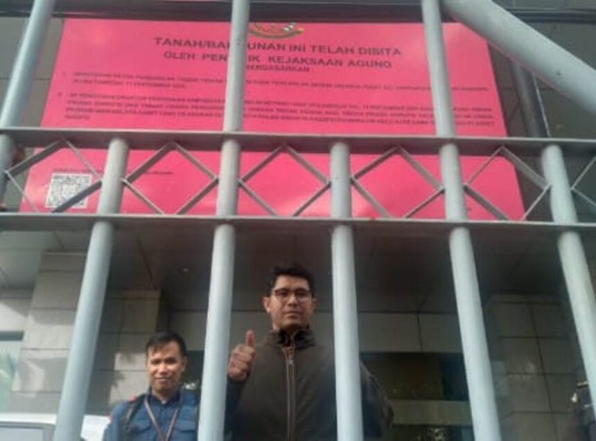 Penyidik pidana khusus Kejaksaan Agung saat berswafoto di depan Menara Salemba, Jakarta Pusat, yang kini dalam status penyitaan. Foto: Pidsus Kejaksaan Agung