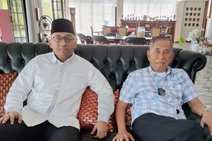 Sekretaris Jenderal (Sekjen) Rekat Indonesia Raya, Heikal Safar (kiri) bersama Ketua Pembina Rekat Indonesia Raya, Jenderal TNI (Purn) Ryamizard Ryacudu (Menteri Pertahanan 2014-2019) (kanan) dukung pasangan ASIH (Ahmad Syaiku-Ilham Habibie) pada Pilgub Jawa Barat. Foto: Ist