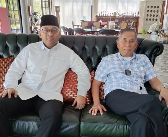 Sekretaris Jenderal (Sekjen) Rekat Indonesia Raya, Heikal Safar (kiri) bersama Ketua Pembina Rekat Indonesia Raya, Jenderal TNI (Purn) Ryamizard Ryacudu (Menteri Pertahanan 2014-2019) (kanan) dukung pasangan ASIH (Ahmad Syaiku-Ilham Habibie) pada Pilgub Jawa Barat. Foto: Ist