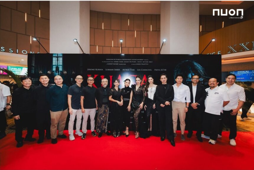 CEO Nuon Aris Sudewo bersama dengan Cast Film Kuasa Gelap pada Gala Premiere & Press Conference Film Kuasa Gelap, Rabu (25/9/2024). Foto: Telkom Indonesia