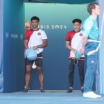 Atlet panjat tebing Tim Indonesia, Veddriq Leonardo (kanan) berhasil mengamankan tiket ke babak perempat final panjat tebing Olimpiade 2024 Paris yang digelar di Le Bourget Climbing Venue. (foto: NOC Indonesia/Naif Muhammad Al'as)