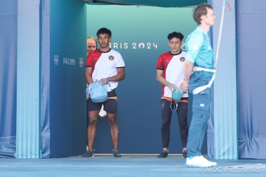 Atlet panjat tebing Tim Indonesia, Veddriq Leonardo (kanan) berhasil mengamankan tiket ke babak perempat final panjat tebing Olimpiade 2024 Paris yang digelar di Le Bourget Climbing Venue. (foto: NOC Indonesia/Naif Muhammad Al'as)