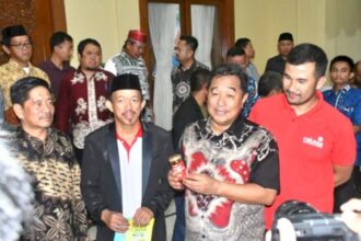 Pj Gubernur Sulbar, Bahtiar Baharuddin saat makan malam bersama.(Foto dok pemprov Sulbar