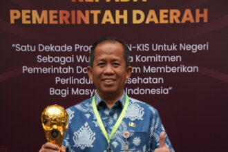 Kepala BPJS Kesehatan Cabang Jakarta Utara, Ropik Patriana menuju kegiatan UHC Awards