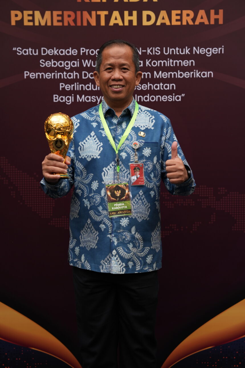 Kepala BPJS Kesehatan Cabang Jakarta Utara, Ropik Patriana menuju kegiatan UHC Awards