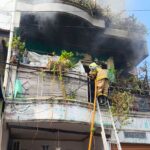 Kepulan asap hitam terlihat dari rumah tiga lantai yang terbakar di Jalan Kelapa Puan, RT 02/RW 12, Kelurahan Utan Kayu Selatan, Kecamatan Matraman, Jakarta Timur, Jumat (13/9/2024) pukul 09.28 WIB. Foto: Ist