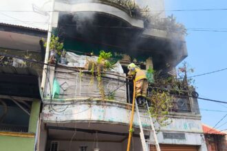 Kepulan asap hitam terlihat dari rumah tiga lantai yang terbakar di Jalan Kelapa Puan, RT 02/RW 12, Kelurahan Utan Kayu Selatan, Kecamatan Matraman, Jakarta Timur, Jumat (13/9/2024) pukul 09.28 WIB. Foto: Ist