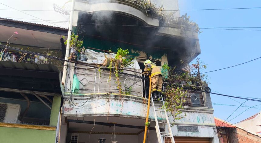 Kepulan asap hitam terlihat dari rumah tiga lantai yang terbakar di Jalan Kelapa Puan, RT 02/RW 12, Kelurahan Utan Kayu Selatan, Kecamatan Matraman, Jakarta Timur, Jumat (13/9/2024) pukul 09.28 WIB. Foto: Ist