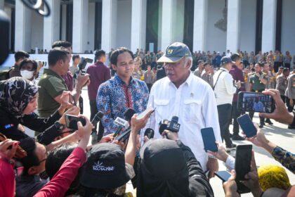 Menteri Pekerjaan Umum dan Perumahan Rakyat (PUPR) Basuki Hadimuljono memberikan keterangan pers setelah pengarahan Presiden Joko Widodo kepada pejabat TNI dan Polri di Istana Negara Ibu Kota Nusantara, Provinsi Kalimantan Timur, Kamis (12/09/2024). Foto: Humas Setkab/Ibrahim