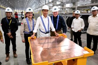 Presiden Joko Widodo (Jokowi) melakukan peninjauan sejumlah fasilitas yang ada di kawasan PT Freeport Indonesia (PT FI), Kabupaten Gresik, Provinsi Jawa Timur, Senin (23/9/2024). Foto: BPMI Setpres/Muchlis Jr