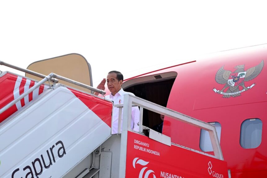 Presiden Joko Widodo (Jokowi) bertolak menuju Provinsi Nusa Tenggara Barat (NTB), dalam rangka kunjungan kerja, Senin (23/09/2024). Foto: BPMI Setpres/Muchlis Jr