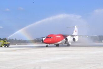 Presiden Joko Widodo (Jokowi) melakukan pendaratan perdana di Bandara Nusantara, kawasan Ibu Kota Nusantara (IKN), Provinsi Kalimantan Timur, dengan menggunakan Pesawat Kepresidenan RJ-85, Selasa (24/9/2024). Foto: BPMI Setpres