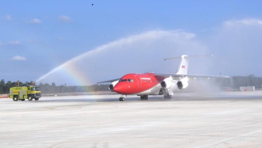 Presiden Joko Widodo (Jokowi) melakukan pendaratan perdana di Bandara Nusantara, kawasan Ibu Kota Nusantara (IKN), Provinsi Kalimantan Timur, dengan menggunakan Pesawat Kepresidenan RJ-85, Selasa (24/9/2024). Foto: BPMI Setpres