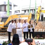 Presiden Joko Widodo (Jokowi) melakukan peletakan batu pertama (groundbreaking) Teras Hutan Ibu Kota Nusantara by Plataran yang berada di kawasan Ibu Kota Nusantara (IKN), Provinsi Kalimantan Timur, Rabu (25/9/2024). Foto: BPMI Setpres