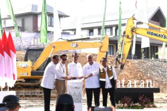 Presiden Joko Widodo (Jokowi) melakukan peletakan batu pertama (groundbreaking) Teras Hutan Ibu Kota Nusantara by Plataran yang berada di kawasan Ibu Kota Nusantara (IKN), Provinsi Kalimantan Timur, Rabu (25/9/2024). Foto: BPMI Setpres