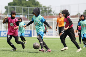 Foto: Rara Zenita Fatin punggawa tim KU 12 SDUT Bumi Kartika Jepara saat hendak melesatkan tendangan yang membuahkan gol ke gawang lawan pada pertandingan final MilkLIfe Soccer Challenge - Kudus Series 3 2024 yang tersaji di Supersoccer Arena Rendeng Kudus, Sabtu (28/9).