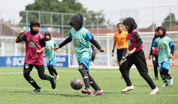 Foto: Rara Zenita Fatin punggawa tim KU 12 SDUT Bumi Kartika Jepara saat hendak melesatkan tendangan yang membuahkan gol ke gawang lawan pada pertandingan final MilkLIfe Soccer Challenge - Kudus Series 3 2024 yang tersaji di Supersoccer Arena Rendeng Kudus, Sabtu (28/9).