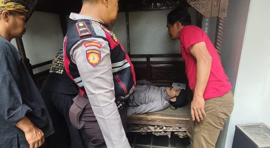 Raden Rasich Hanif Radinal tumbang saat proses eksekusi rumah mewah di Jalan Lebak Bulus III/15, RT 08/04, Cilandak Barat, Cilandak, Jakarta Selatan, Kamis (12/9/2024). Foto: Ist