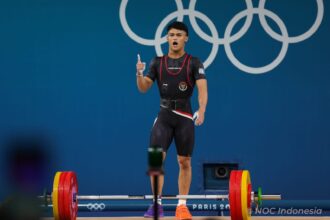 Lifter andalan Indonesia Rizki Juniansyah berhasil menyumbangkan medali emas kedua bagi Tim Indonesia di Olimpiade 2024. Rizki bukan hanya tercatat sebagai atlet kedua yang merebut emas setelah atlet panjat tebing Veddriq Leonardo tetapi juga mengukir tinta emas sebagai lifter pertama Indonesia yang meraih emas di Olimpiade.(foto:NOC Indonesia/Naif Muhammad Al'as)