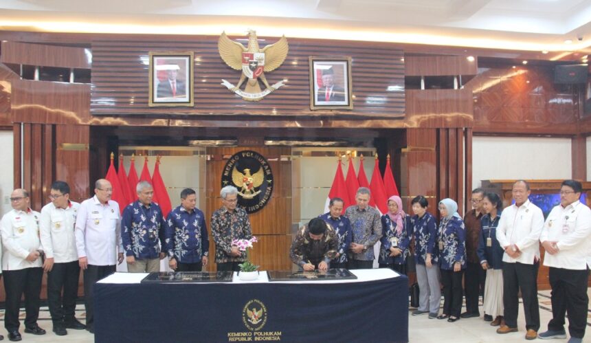 MenkoPolhukam Republik Indonesia, Hadi Tjahjanto saat menandatangani prasasti Klinik Usakti Prima Medika dan Usakti Food Hall di Ruang Rapat Parikesit, Gedung Utama Kemenko Polhukam, Jl. Medan Merdeka Barat, No. 15, Jakarta, pada Rabu (4/9/2024). Sejumlah pejabat tinggi Universitas Trisakti hadir dalam acara penandatanganan. Foto: Ist