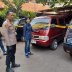 Kapolsek Mampang Prapatan, Kompol Edy Purwanto didampingi Kasi Humas Polres Metro Jakarta Selatan, AKP Nurma Dewi dan jajaran menunjukkan barang bukti tiga unit mobil pikap curian dalam gelar kasus pencurian kendaraan roda empat di Mapolsek Mampang, Rabu (25/9/2024) siang. Foto: Joesvicar Iqbal/ipol.id