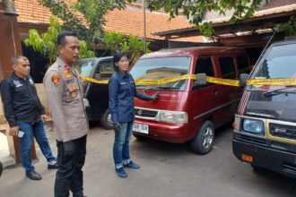 Kapolsek Mampang Prapatan, Kompol Edy Purwanto didampingi Kasi Humas Polres Metro Jakarta Selatan, AKP Nurma Dewi dan jajaran menunjukkan barang bukti tiga unit mobil pikap curian dalam gelar kasus pencurian kendaraan roda empat di Mapolsek Mampang, Rabu (25/9/2024) siang. Foto: Joesvicar Iqbal/ipol.id