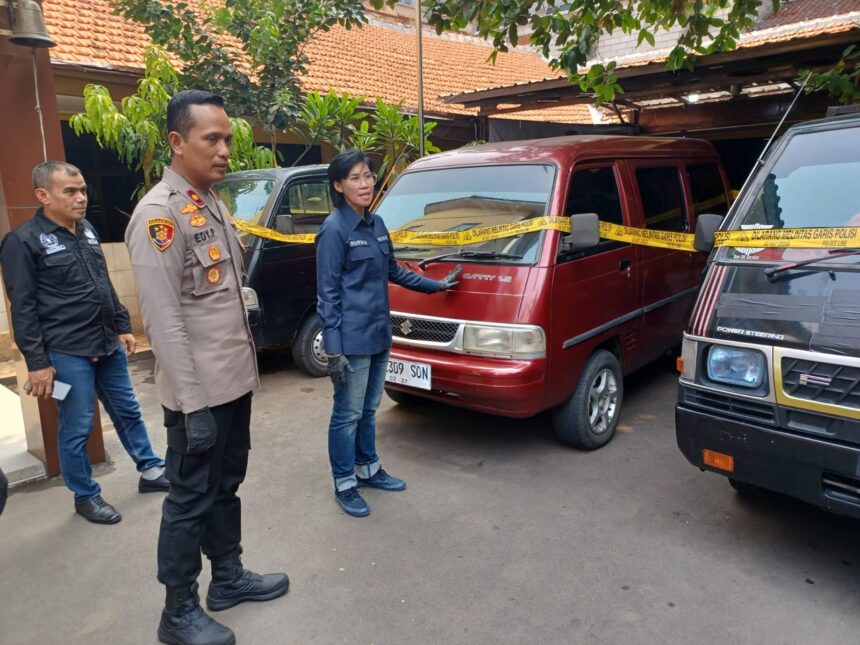 Kapolsek Mampang Prapatan, Kompol Edy Purwanto didampingi Kasi Humas Polres Metro Jakarta Selatan, AKP Nurma Dewi dan jajaran menunjukkan barang bukti tiga unit mobil pikap curian dalam gelar kasus pencurian kendaraan roda empat di Mapolsek Mampang, Rabu (25/9/2024) siang. Foto: Joesvicar Iqbal/ipol.id