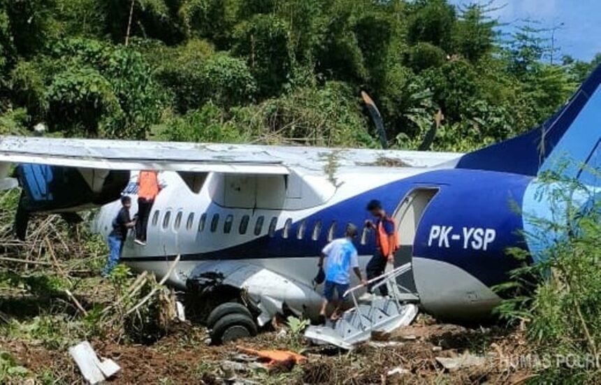 Pesawat Trigana tergelincir di Bandar Udara Stevanus Rumbewas Serui, Kabupaten Kepulauan Yapen, Papua. Foto: Humas Polri