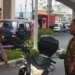 Bhabinkamtibmas Aiptu Agus Supriyatna amankan pria yang mengacunggkan senjata tajam di Pulogadung, Jaktim. Foto: Ist