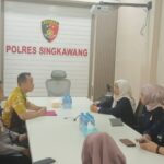 Wakil Ketua Lembaga Perlindungan Saksi dan Korban (LPSK), Sri Suparyati dan jajaran saat mengunjungi Polres Singkawang, Kalimantan Barat, Jumat (27/9/2024). LPSK dorong proses hukum kasus pencabulan anak diduga dilakukan anggota DPRD Singkawang berjalan transparan. Foto: Ist