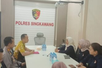 Wakil Ketua Lembaga Perlindungan Saksi dan Korban (LPSK), Sri Suparyati dan jajaran saat mengunjungi Polres Singkawang, Kalimantan Barat, Jumat (27/9/2024). LPSK dorong proses hukum kasus pencabulan anak diduga dilakukan anggota DPRD Singkawang berjalan transparan. Foto: Ist