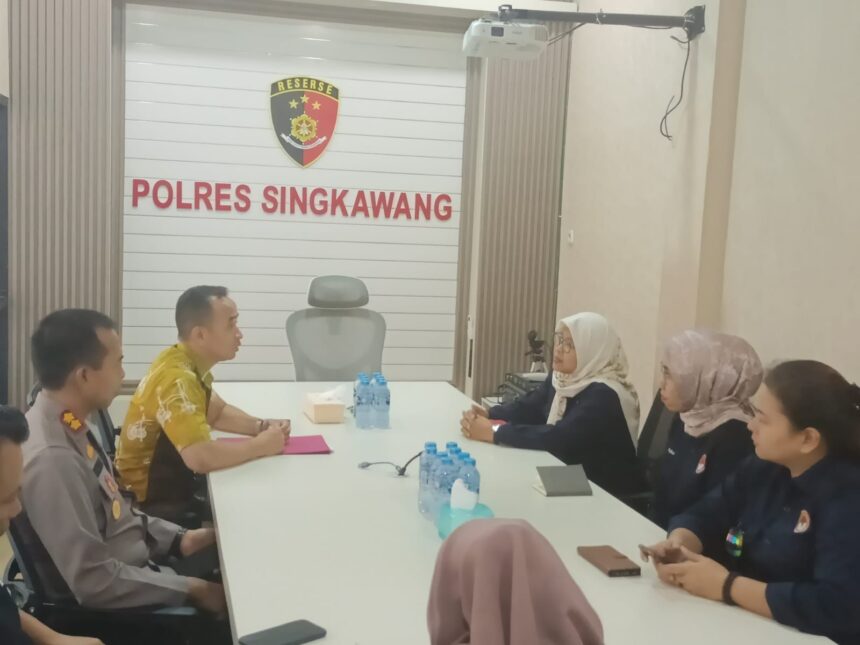 Wakil Ketua Lembaga Perlindungan Saksi dan Korban (LPSK), Sri Suparyati dan jajaran saat mengunjungi Polres Singkawang, Kalimantan Barat, Jumat (27/9/2024). LPSK dorong proses hukum kasus pencabulan anak diduga dilakukan anggota DPRD Singkawang berjalan transparan. Foto: Ist