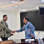 Menteri Pemuda dan Olahraga Republik Indonesia (Menpora RI) Dito Ariotedjo menerima paparan Deputi Pengembangan Pemuda Kemenpora Raden Isnanta mengenai perkembangan koordinasi lintas sektor pelayanan kepemudaan di Kemenpora, Jakarta, Kamis (1/8).(foto:andre/kemenpora.go.id)