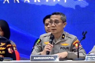 Karodokpol Pusdokkes Polri, Brigjen Pol Nyoman Eddy memberikan keterangan terkait identifikasi tujuh jenazah di Kali Bekasi, dalam konfrensi pers di Rumah Sakit Polri Kramat Jati, Jakarta Timur, Kamis (26/9/2024). Foto: Joesvicar Iqbal/ipol.id