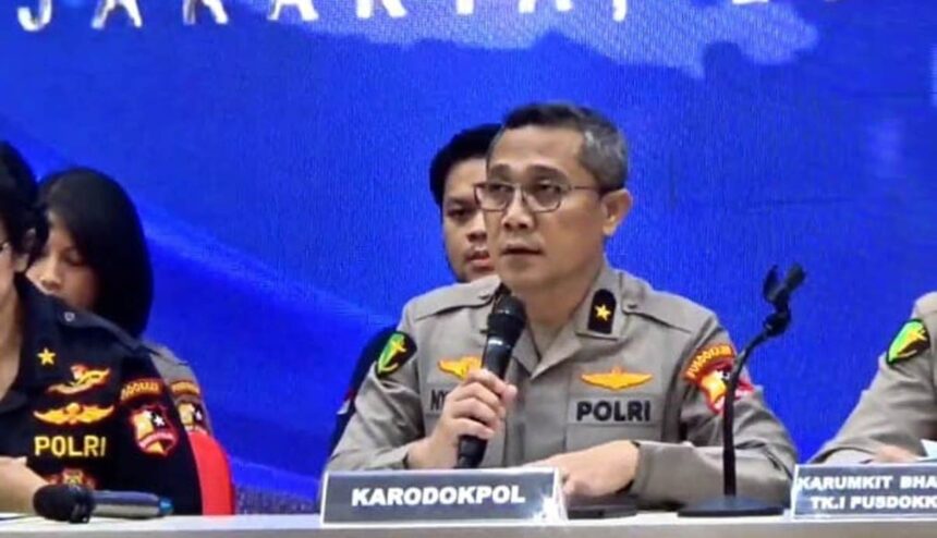 Karodokpol Pusdokkes Polri, Brigjen Pol Nyoman Eddy memberikan keterangan terkait identifikasi tujuh jenazah di Kali Bekasi, dalam konfrensi pers di Rumah Sakit Polri Kramat Jati, Jakarta Timur, Kamis (26/9/2024). Foto: Joesvicar Iqbal/ipol.id