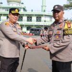 Kapolres Metro Jakarta Selatan, Kombes Pol Ade Rahmat Idnal (kiri) saat memberikan penghargaan kepada Bhabinkamtibmas Kelurahan Tegal Parang, Polsek Mampang Prapatan, Aiptu Adyi Wibowo (kanan) di halaman Mapolres Metro Jakarta Selatan, Selasa (10/9/2024). Foto: Ist