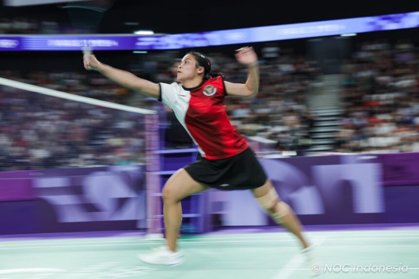 Torehan hasil positif mampu ditunjukkan pebulutangkis Gregoria Mariska Tunjung dengan berhasil lolos ke semifinal Olimpiade 2024 Paris. Gregoria menyingkirkan Ratchanok Intanon (Thailand) dua gim langsung dengan skor 25-23, 21-9 di Porte de La Chapelle Arena, Paris, Sabtu (3/8) sore WIB. (foto:NOC Indonesia/Naif Muhammad Al'as)