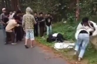 Perkelahian sejumlah remaja di jalan utama Sirampog-Bumiayu, tepatnya dekat jalan masuk Bukit Situ, Desa Kaligiri, Kecamatan Sirampog, Kabupaten Brebes. Foto: IG, @info.negri