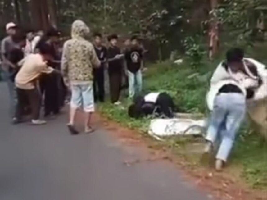 Perkelahian sejumlah remaja di jalan utama Sirampog-Bumiayu, tepatnya dekat jalan masuk Bukit Situ, Desa Kaligiri, Kecamatan Sirampog, Kabupaten Brebes. Foto: IG, @info.negri