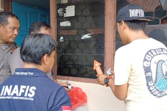 Unit Reserse Kriminal (Reskrim) Polsek Ciracas, Tim INAFIS dan Satreskrim Polres Metro Jakarta Timur, melakukan penyelidikan peluru nyasar di permukiman warga Jalan Kampung Baru I, Kelapa Dua Wetan, Ciracas, pada Kamis (19/9/2024). Foto: Ist