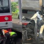 Petugas mengevakuasi motor yang terseret KRL Foto: Instagram @infodepok_id