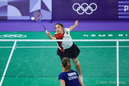 Hasil memuaskan berhasil diukir pebulutangkis Gregoria Mariska Tunjung setelah berhasil menembus Babak 16 Besar cabor bulutangkis Olimpiade 2024 Paris. Gregoria menang atas Tereza Svabikova asal Republik Ceko pada laga kedua Grup G yang dihelat di Port de la Chapelle Arena, Rabu (31/7) malam WIB.(Foto: NOC Indonesia/Naif Muhammad Al'as)