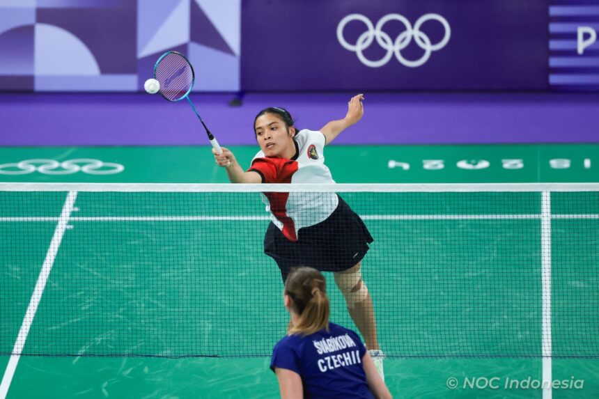 Hasil memuaskan berhasil diukir pebulutangkis Gregoria Mariska Tunjung setelah berhasil menembus Babak 16 Besar cabor bulutangkis Olimpiade 2024 Paris. Gregoria menang atas Tereza Svabikova asal Republik Ceko pada laga kedua Grup G yang dihelat di Port de la Chapelle Arena, Rabu (31/7) malam WIB.(Foto: NOC Indonesia/Naif Muhammad Al'as)